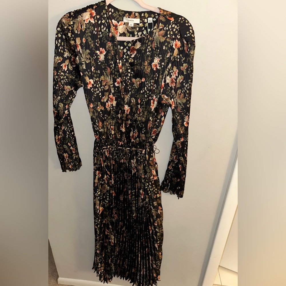 VINCE Orchid Vine Pleated Satin Long-Sleeve Dress. Size M